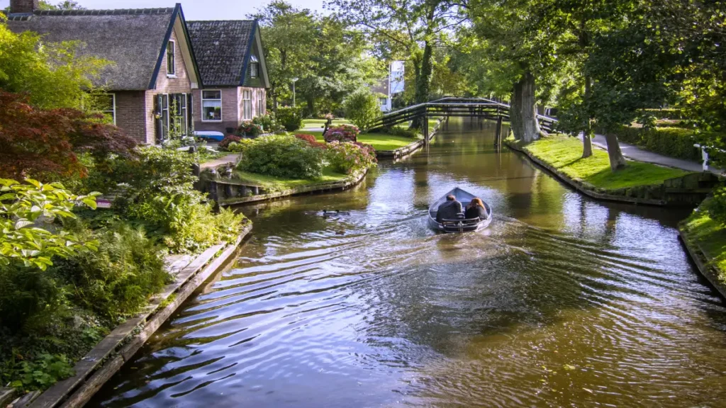 Giethoorn canals and bridges
