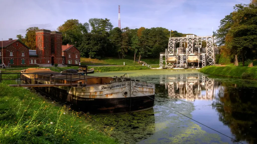 Lifts on the Canal du Centre